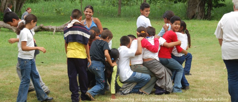Gruppendynamisches Spiel mit einer Schulklasse in Venezuela